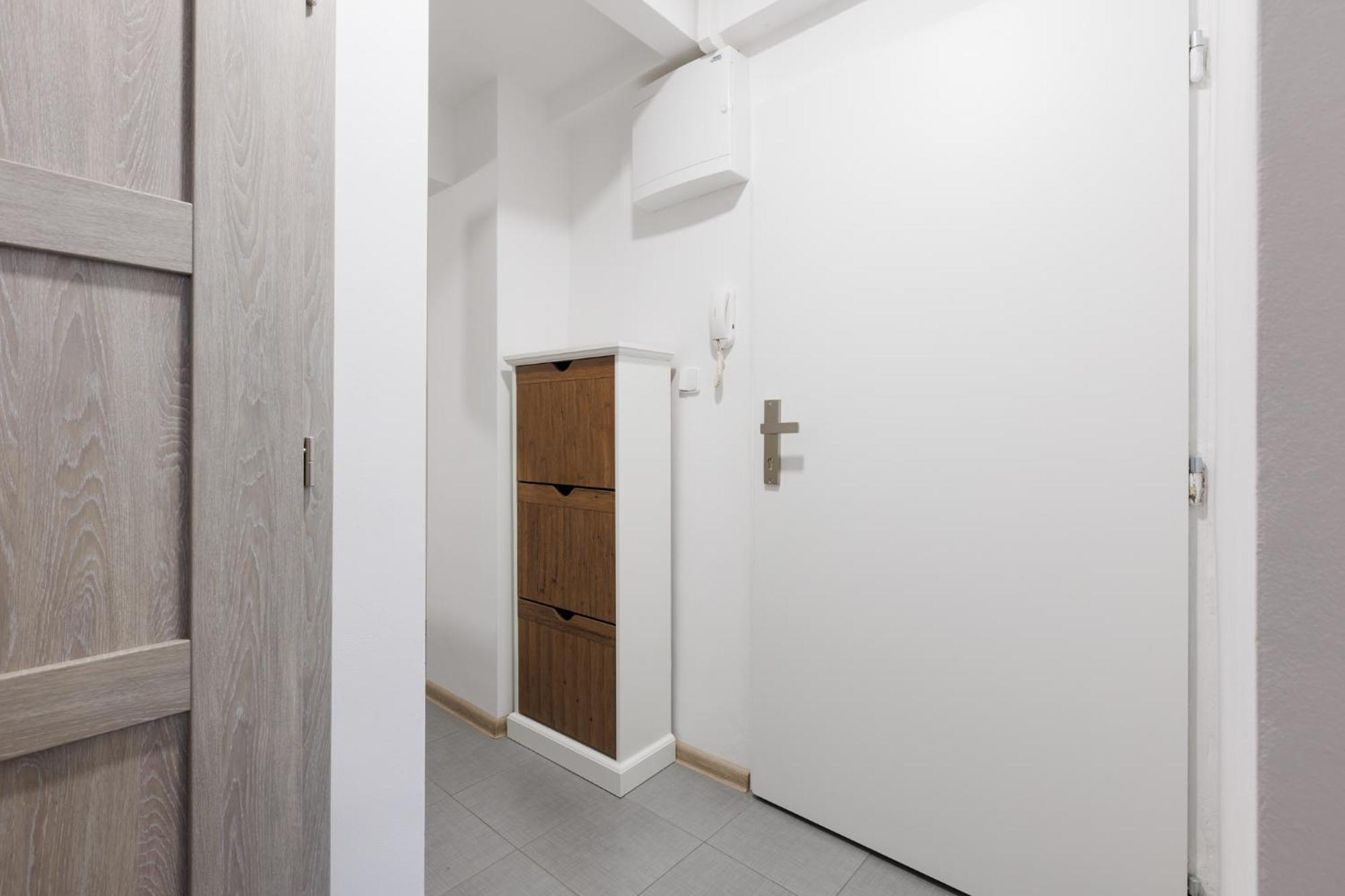 2 Bedrooms Near The Metro Apartament Praga